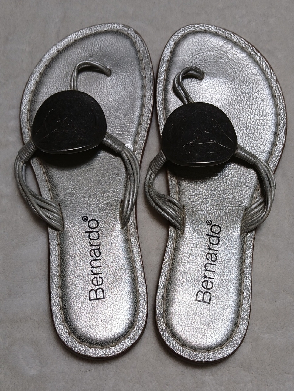 Bernardo Silver Thong Sandals Whit Medallion Logo Size 10 - Picture 5 of 6